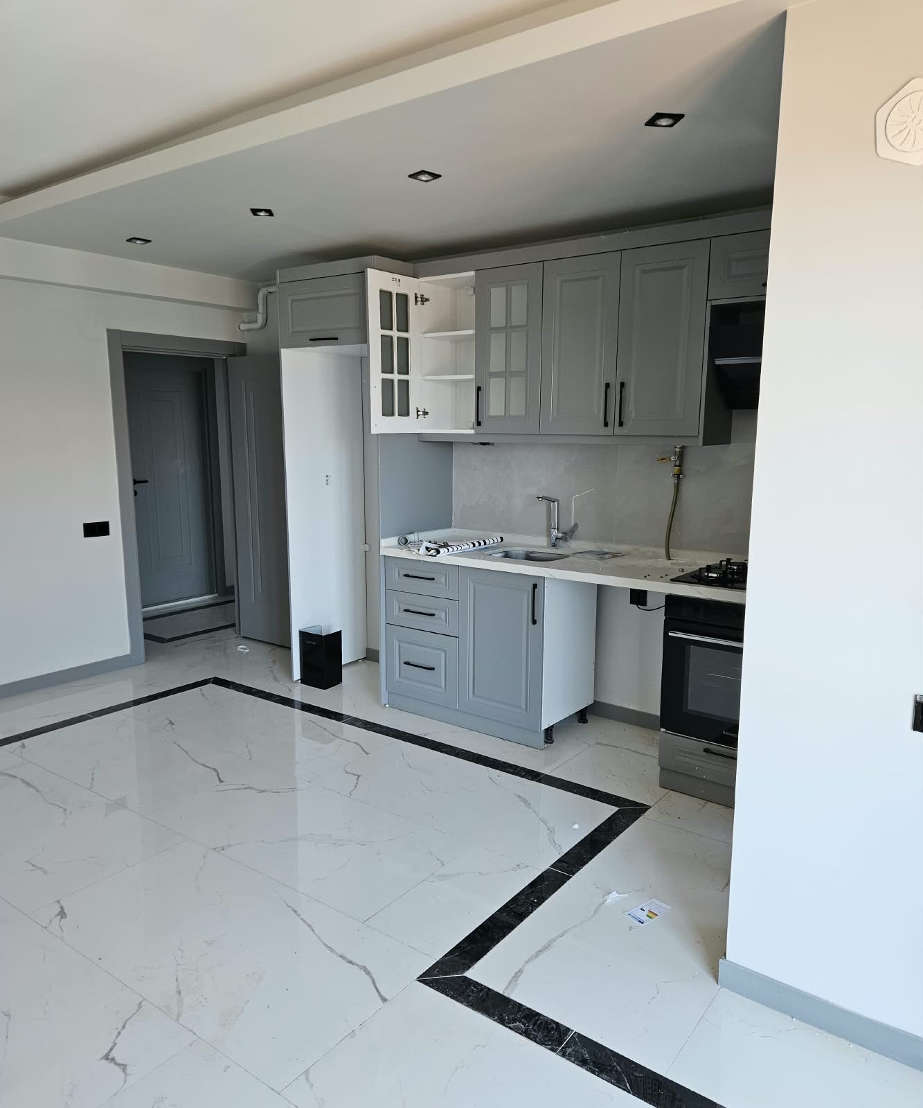 Nar Suit’te Şehrin Kalbinde, Kapanmaz Manzaralı Sıfır 2+0 Lüks Daire